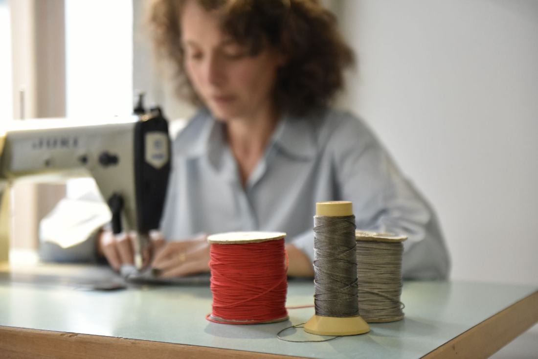 Couturière à la machine dans l'atelier de Première