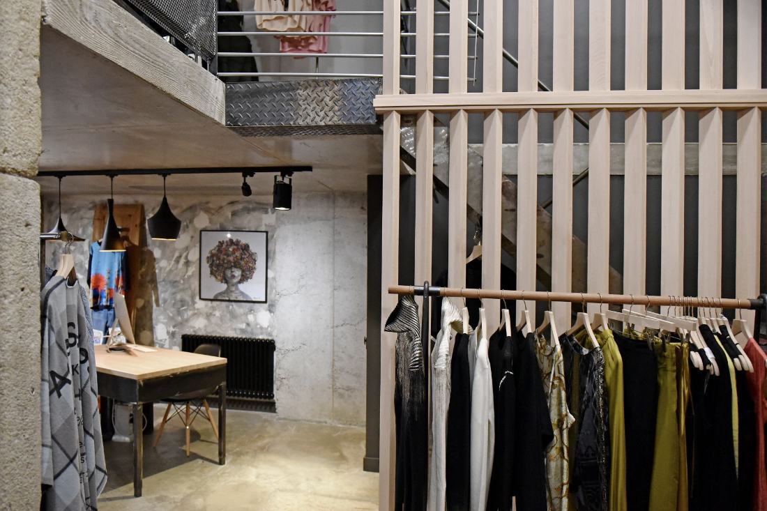 Le portant central et l'escalier de la boutique
